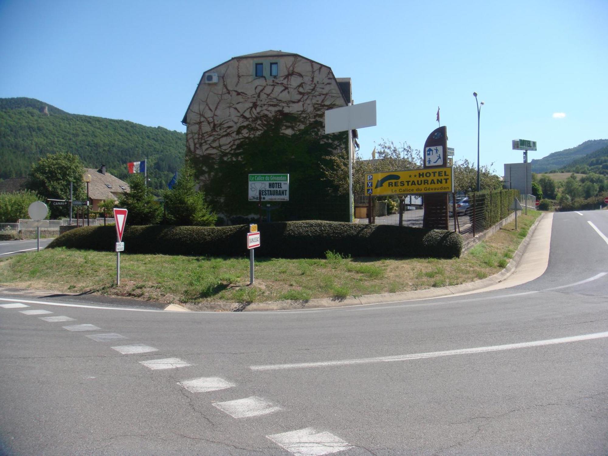Hotel-Restaurant Le Calice Du Gevaudan - A75 Банассак Экстерьер фото