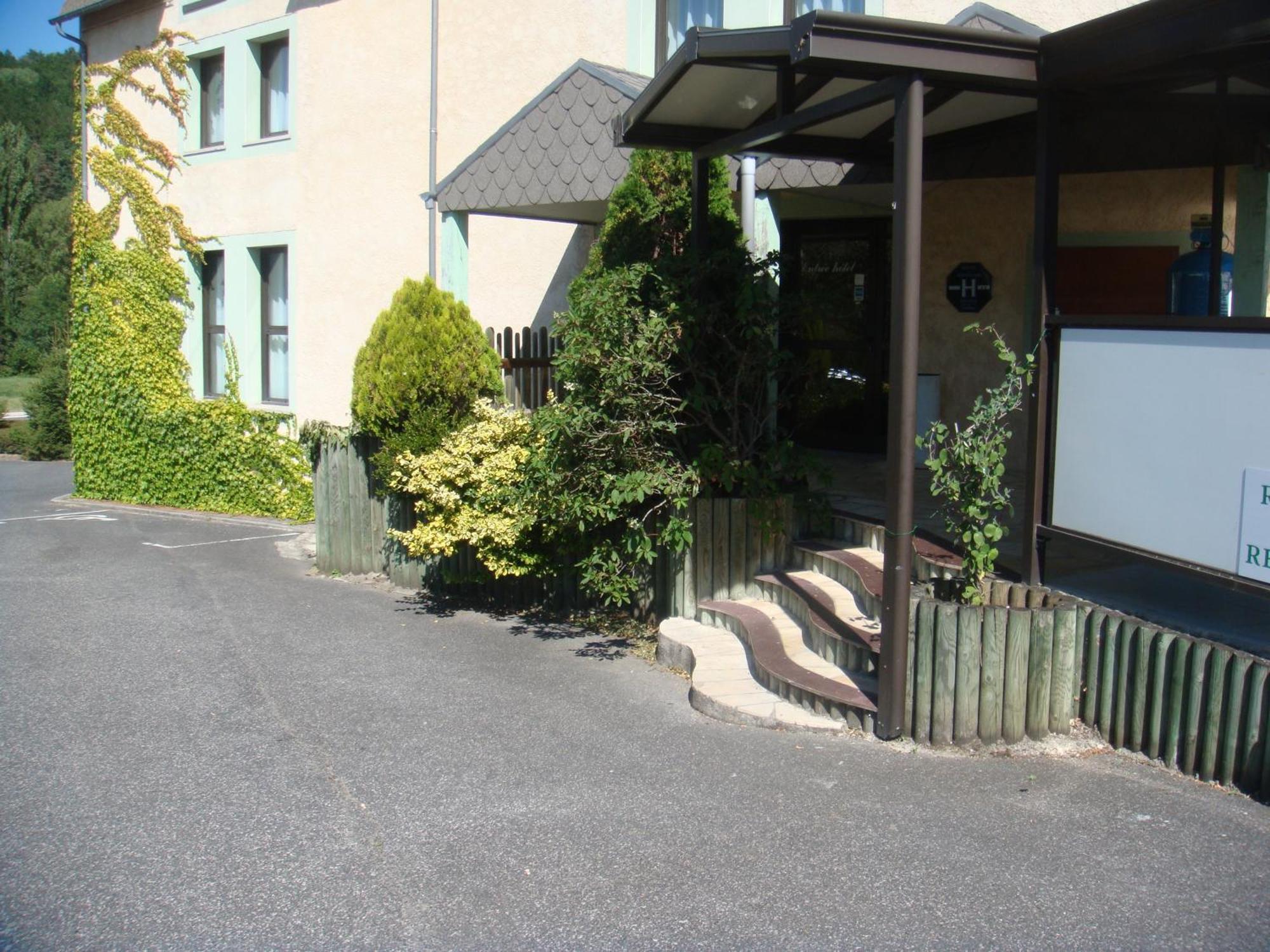 Hotel-Restaurant Le Calice Du Gevaudan - A75 Банассак Экстерьер фото