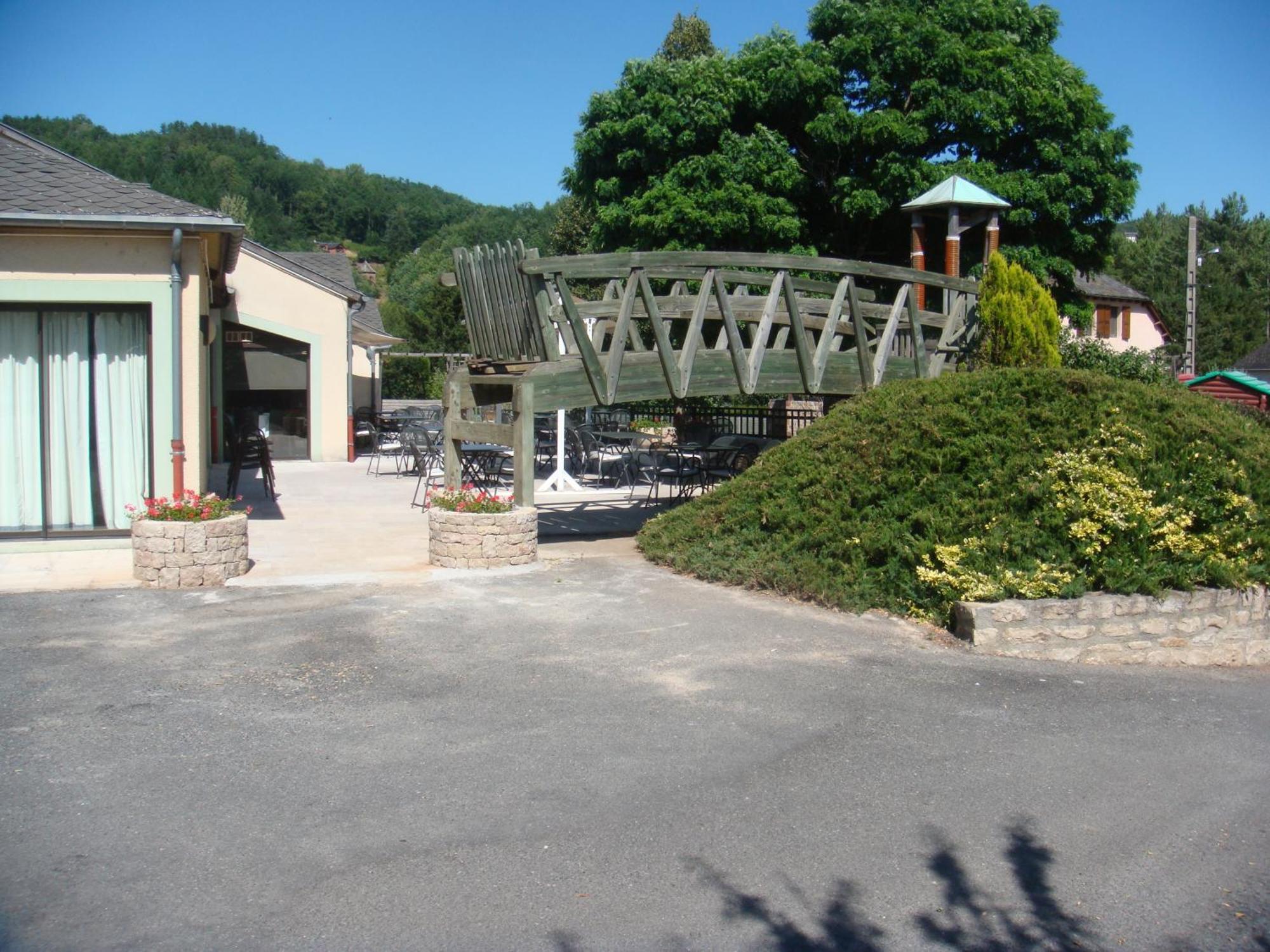 Hotel-Restaurant Le Calice Du Gevaudan - A75 Банассак Экстерьер фото