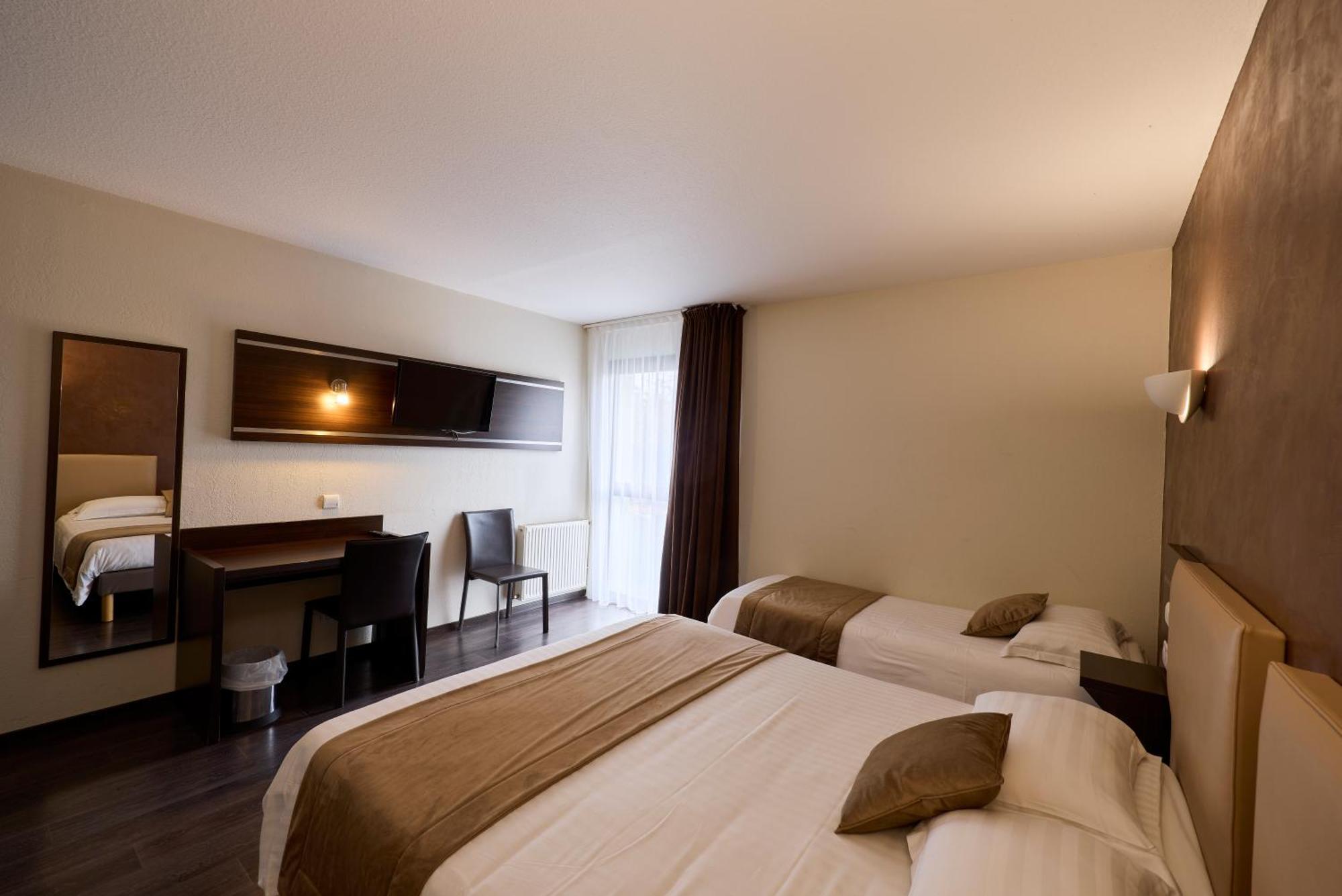 Hotel-Restaurant Le Calice Du Gevaudan - A75 Банассак Экстерьер фото