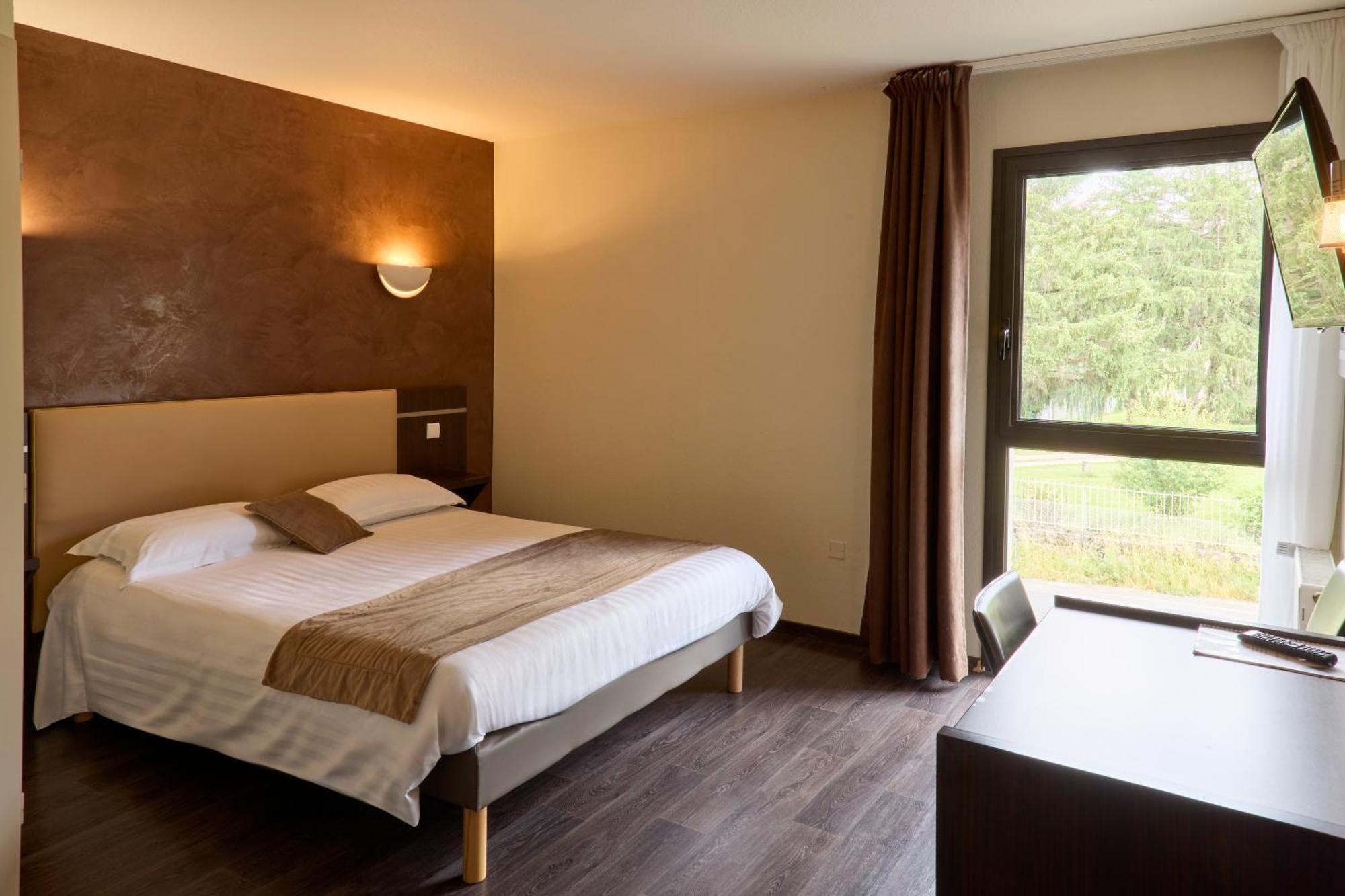 Hotel-Restaurant Le Calice Du Gevaudan - A75 Банассак Экстерьер фото
