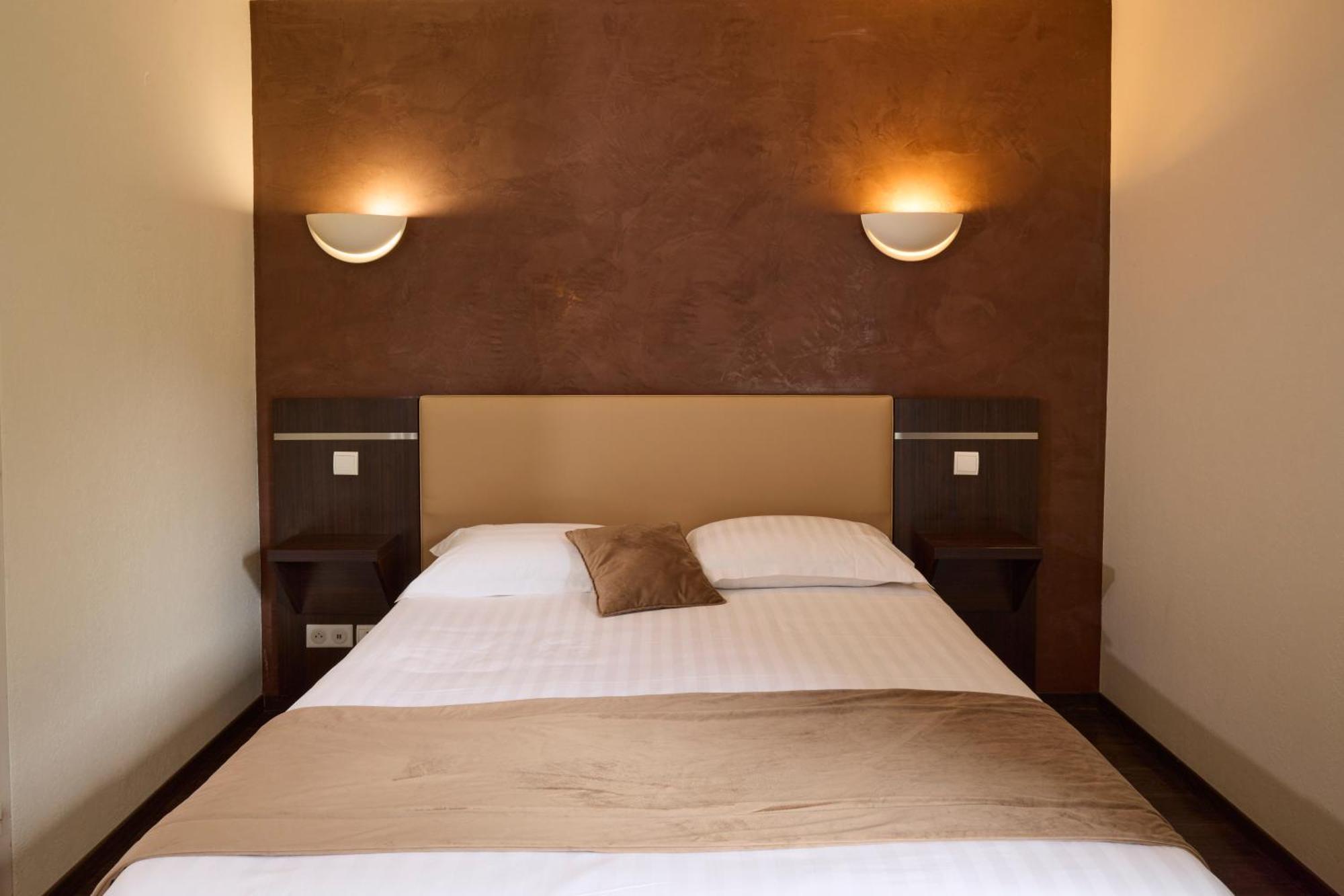 Hotel-Restaurant Le Calice Du Gevaudan - A75 Банассак Экстерьер фото