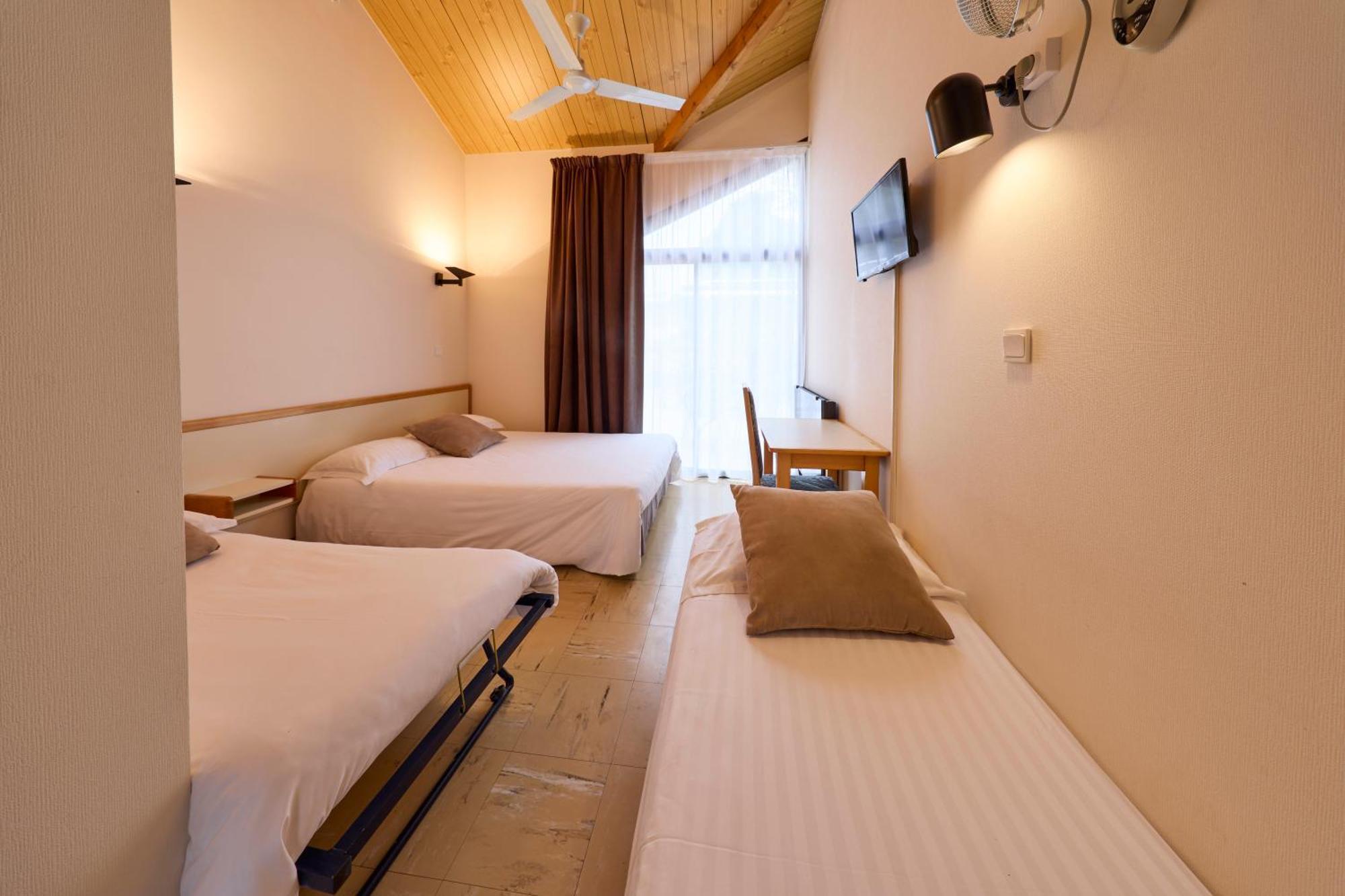 Hotel-Restaurant Le Calice Du Gevaudan - A75 Банассак Экстерьер фото